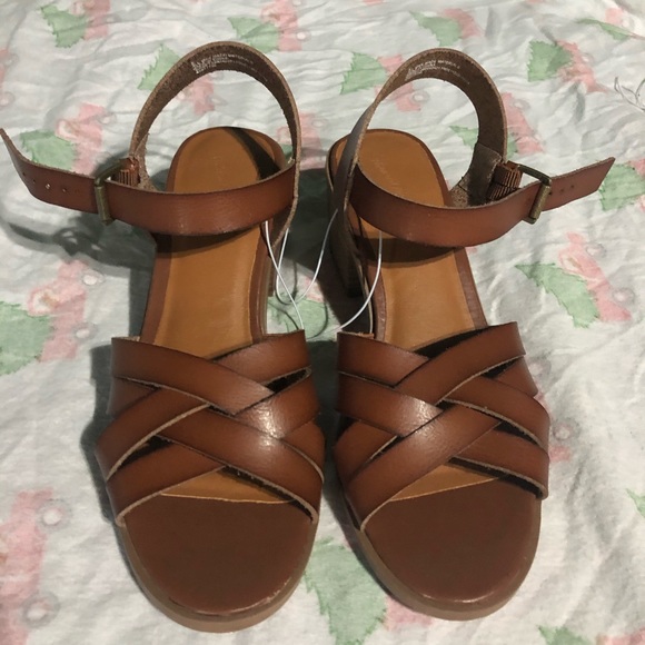 Universal Thread Shoes - Universal Thread Brown Size 9 Low Heel Sandals